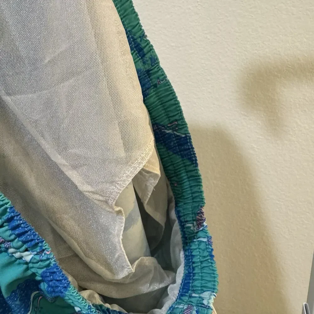 Chubbies Men’s Size M 5.5” Inseam Lined Swim Trunks Peacock Print